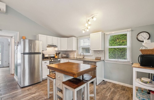 Surf City House | Updated 2nd floor Surf City - 1 block from beach!