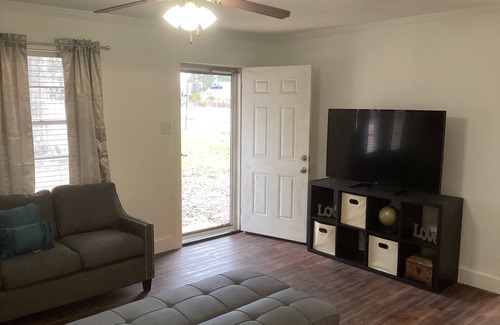 Claiborne House | Updated 3 bed, 2 bath home in West Monroe - Safe, Nice, Clean, Quiet