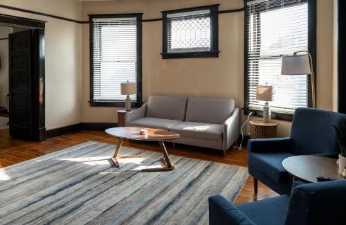 Cape Girardeau Apartment | Updated 3 bedroom unit with balcony!
