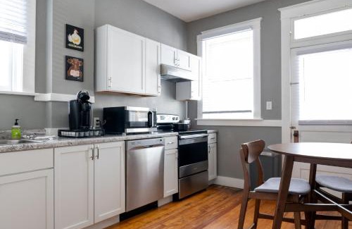 Cape Girardeau Apartment | Updated 3 bedroom unit with balcony!