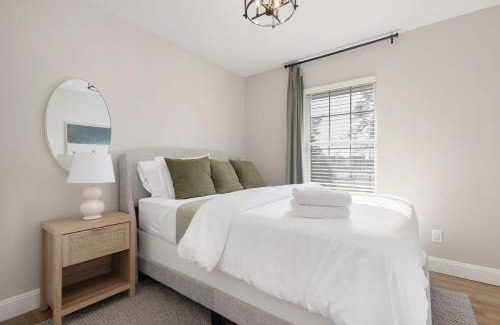 Northeast South Bend House | UPDATED 5BR Townhome 5 Min from Notre Dame Perfect for Groups