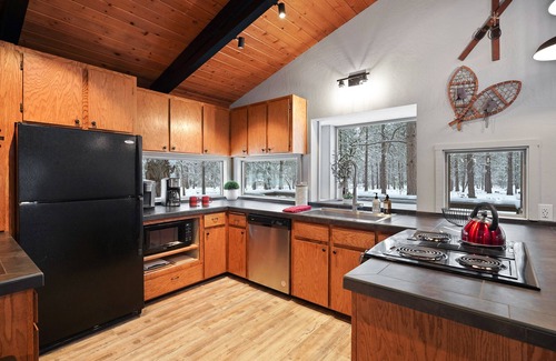 Sunriver House | Updated and Classy! Pickleball, SHARC, Fireplace, Backs to Sunriver Forest