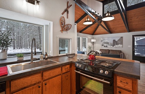 Sunriver House | Updated and Classy! Pickleball, SHARC, Fireplace, Backs to Sunriver Forest