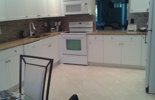 High Point Condo | Updated and modern 2 bd/2 ba villa in warm SE Florida near the Ocean