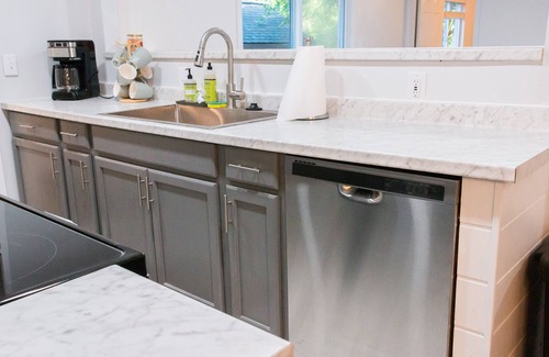 Dartmoor House | Updated Ann Arbor ranch w/private yard and lots of parking!