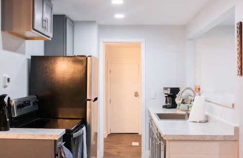 Dartmoor House | Updated Ann Arbor ranch w/private yard and lots of parking!