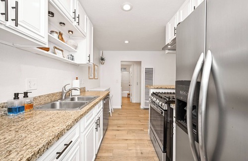 East Side Costa Mesa Apartment | Updated Apartment for 2 in Eastside Costa Mesa