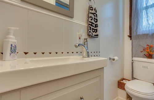 East Orange Apartment | Updated Apartment: Near New York City!