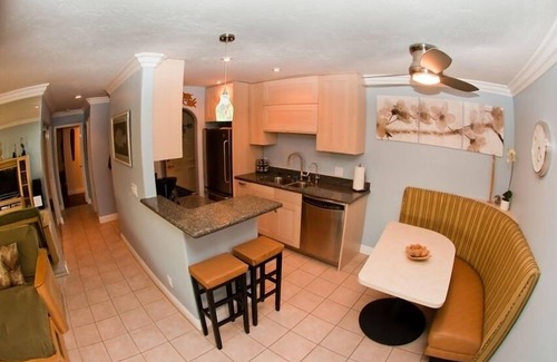South Mission Beach Condo | Updated Beach Condo with Air Conditioner-Steps to Sand- Sleeps 6