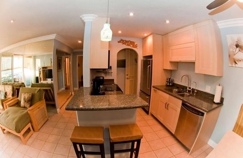 South Mission Beach Condo | Updated Beach Condo with Air Conditioner-Steps to Sand- Sleeps 6