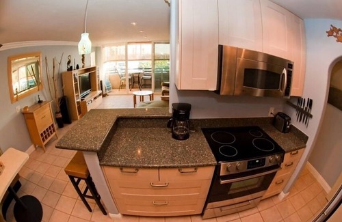 South Mission Beach Condo | Updated Beach Condo with Air Conditioner-Steps to Sand- Sleeps 6