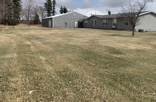 Leeds House | *UPDATED* Beautiful house & shop in Leeds, North Dakota! Outdoor pets welcome!