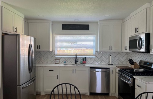 Tokio House | Updated Bungalow - Close to town and 30 min from Lubbock!