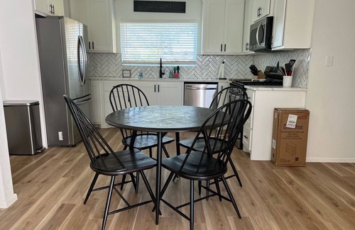 Tokio House | Updated Bungalow - Close to town and 30 min from Lubbock!