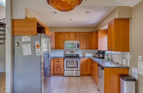Rockaway Beach House | Updated Cabin Near Rockaway Has Outdoor Dining, Fire-Pit, 3 Blocks from Beach!
