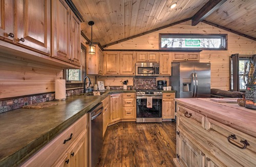 Big Cedar Cabin | Updated Cabin w/Fire Pit: 2 Mi to UTV & Hike