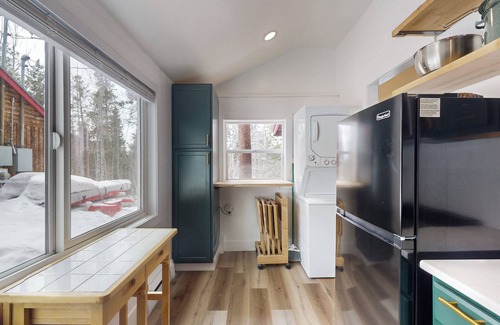 Grand Lake Cabin | Updated cabin with a screened patio, washer/dryer, & fireplace