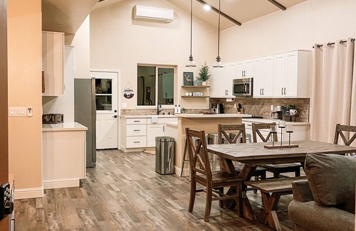 Three Rivers Cabin | Updated Cabin with POOL and SPA 5 minutes from Sequoias National Park