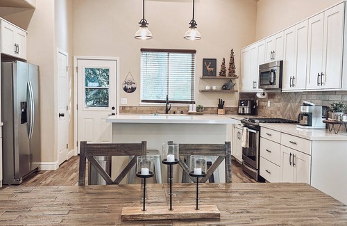Three Rivers Cabin | Updated Cabin with POOL and SPA 5 minutes from Sequoias National Park