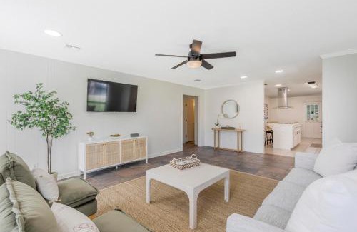 Lafayette House | Updated & centrally located 3 Bed