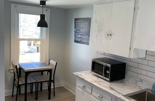 Grosse Pointe House | Updated charming 2ND unit city place with BIG yard