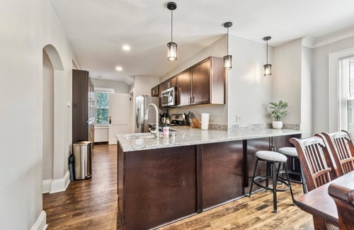 Milwaukee House | Updated Clean 2 BDRM Lower Apartment