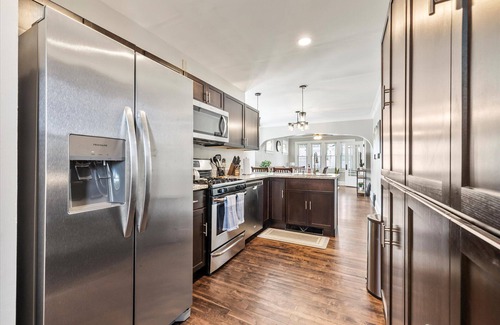 Milwaukee House | Updated Clean 2 BDRM Lower Apartment