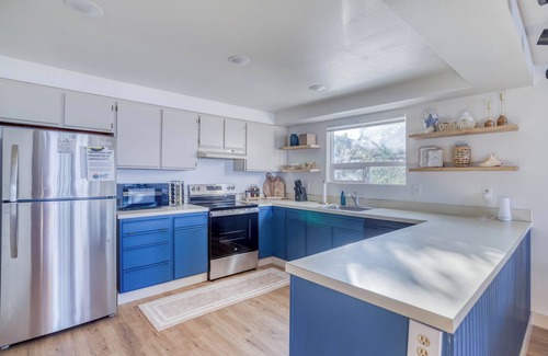 Nelscott House | Updated Clifftop Oceanfront Beauty King Suite, Game Room, Pool Table, Tesla Char