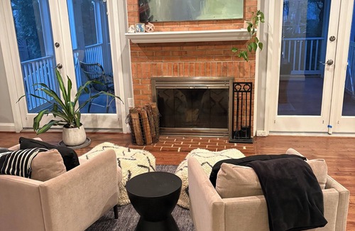 Rosemont House | Updated colonial is the perfect home-base adventures in our nation’s capitol.