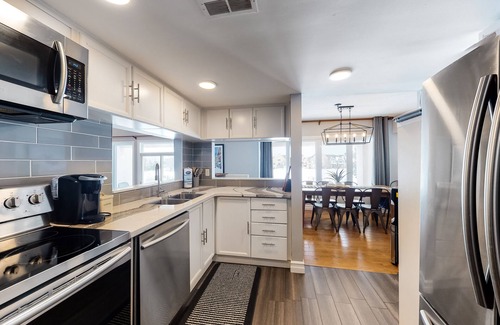 The Blue Mountains Condo | Updated condo with gas fireplace, private sauna, WiFi, central A/C, & W/D