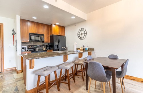 The Highlands Condo | Updated Condo in Breckenridge w/Mountain Views & Quick Drive to Base Area!