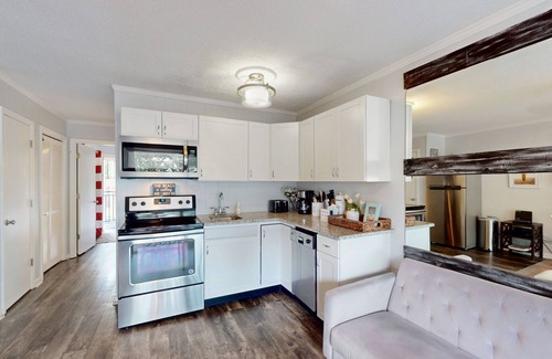 Hilton Head Island Condo | Updated Condo W/Fast WiFi, Shared Pool, Balcony & Central AC - Walk to Beach