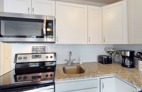 Hilton Head Island Condo | Updated Condo W/Fast WiFi, Shared Pool, Balcony & Central AC - Walk to Beach