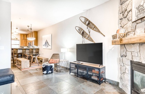 Government Camp Condo | Updated condo with pool & hot tub - easy access to skiing