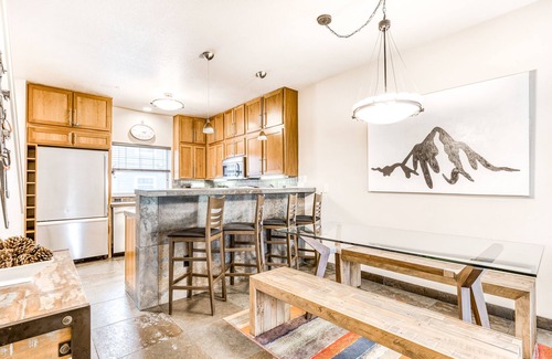 Government Camp Condo | Updated condo with pool & hot tub - easy access to skiing