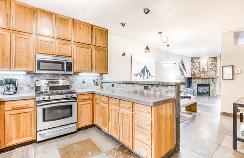 Government Camp Condo | Updated condo with pool & hot tub - easy access to skiing