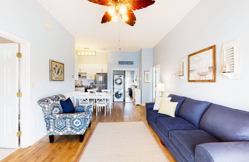 Heron Harbour Isle Condo | Updated condo with balcony, pool, fireplace & washer/dryer