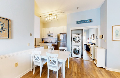 Heron Harbour Isle Condo | Updated condo with balcony, pool, fireplace & washer/dryer