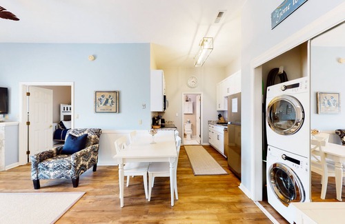 Heron Harbour Isle Condo | Updated condo with balcony, pool, fireplace & washer/dryer