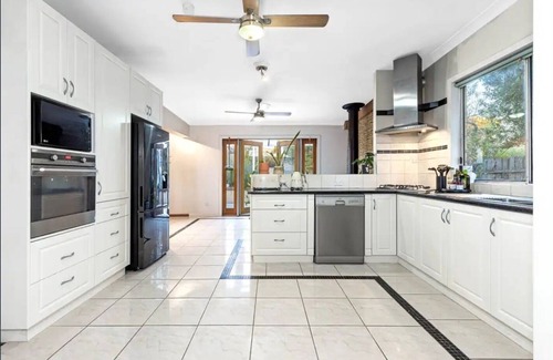 Canadian House | Updated Cottage on Large Sunny Block, 5 mins to town
