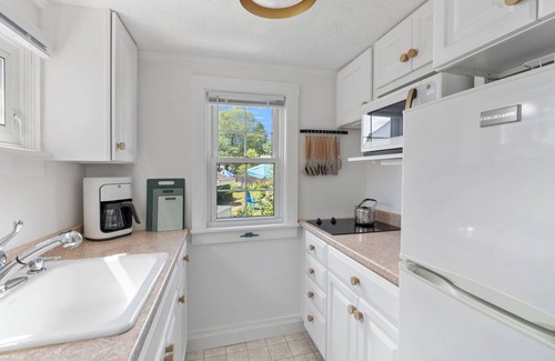 Pine Point Cottage | Updated Cottage - Steps to Pine Point Beach!