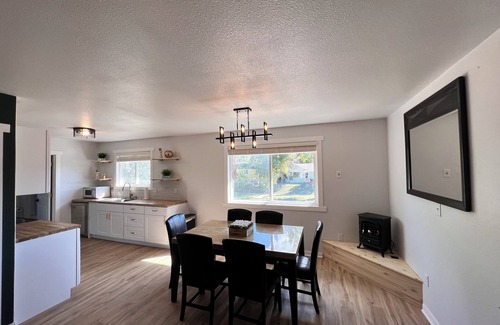 Casper Apartment | Updated Cozy Downtown Forest Retreat