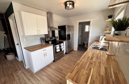 Casper Apartment | Updated Cozy Downtown Forest Retreat