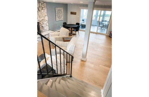 Paddock Lake House | Updated, Cozy Lakefront Cottage w/Sunset Views