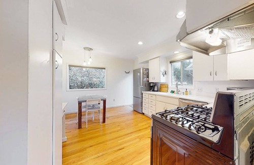 Wallingford House | Updated Crafstman with covered porch, grill, & W/D - walk to Woodland Park