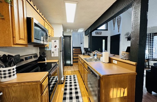 White Haven House | Updated Cute Chalet, Hot Tub! Close to lakes, hiking, state parks, golf course!