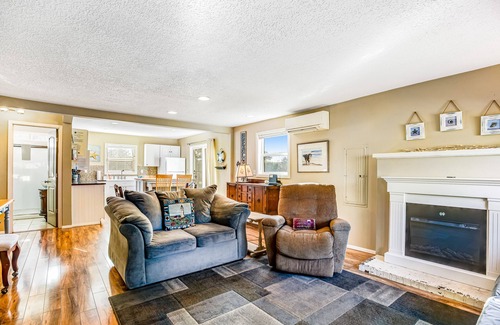 Gearhart Cottage | Updated Dog-Friendly Cottage with Outdoor Firepit, Five Blocks from the Beach