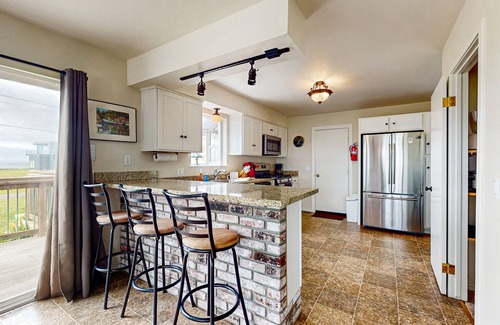 Fort Bragg House | Updated Dog-Friendly Home w/Expansive Deck, Views, Gas Grill, & Private Hot Tub