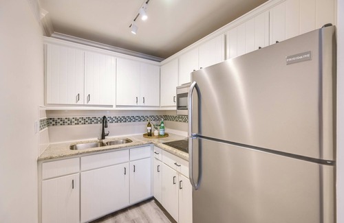 Old Naples Apartment | Updated Dtwn Naples Condo: Across From Beach!