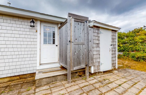 West Dennis House | Updated duplex with gas grill and central AC - close to beach